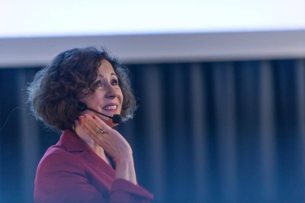 Portrait photo of Béatrice Müller speaking about the key to successful public speaking presentation