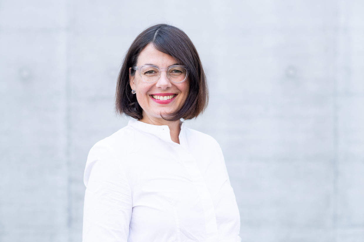 Portrait photo of smiling Verena Oberholzer